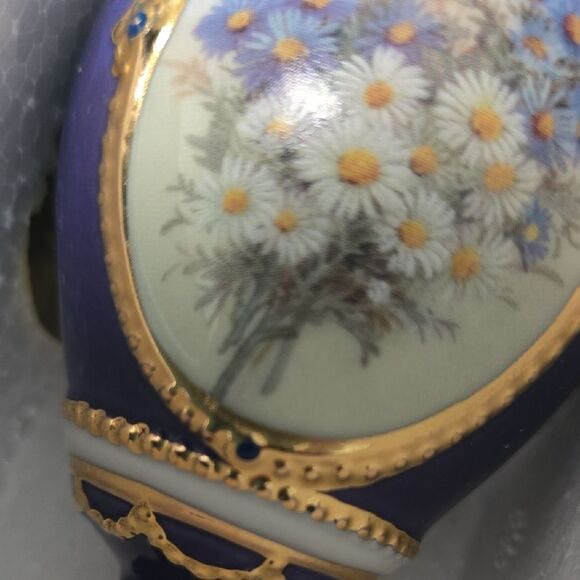 The Bradford Exchange.. Lena Liu's Forever Flowers Ornaments.. - Picture 15 of 15